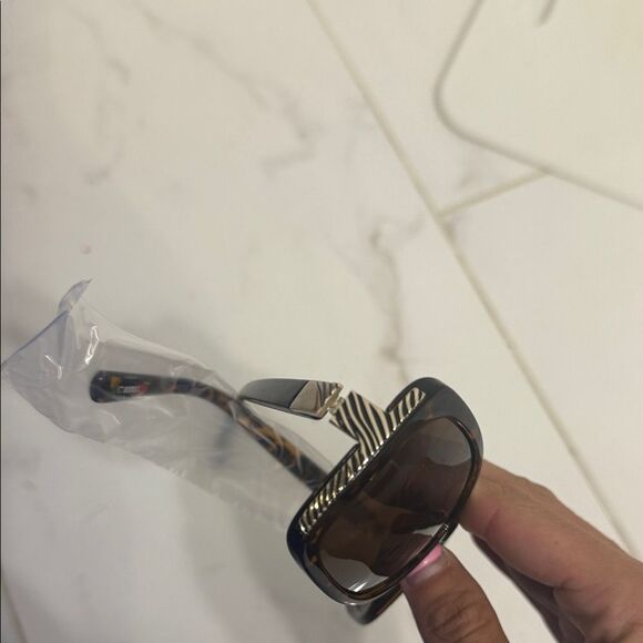 Black and Gold Striped Design Sunglasses Womens BRAND NEW Polarized by FLOATS main image 2
